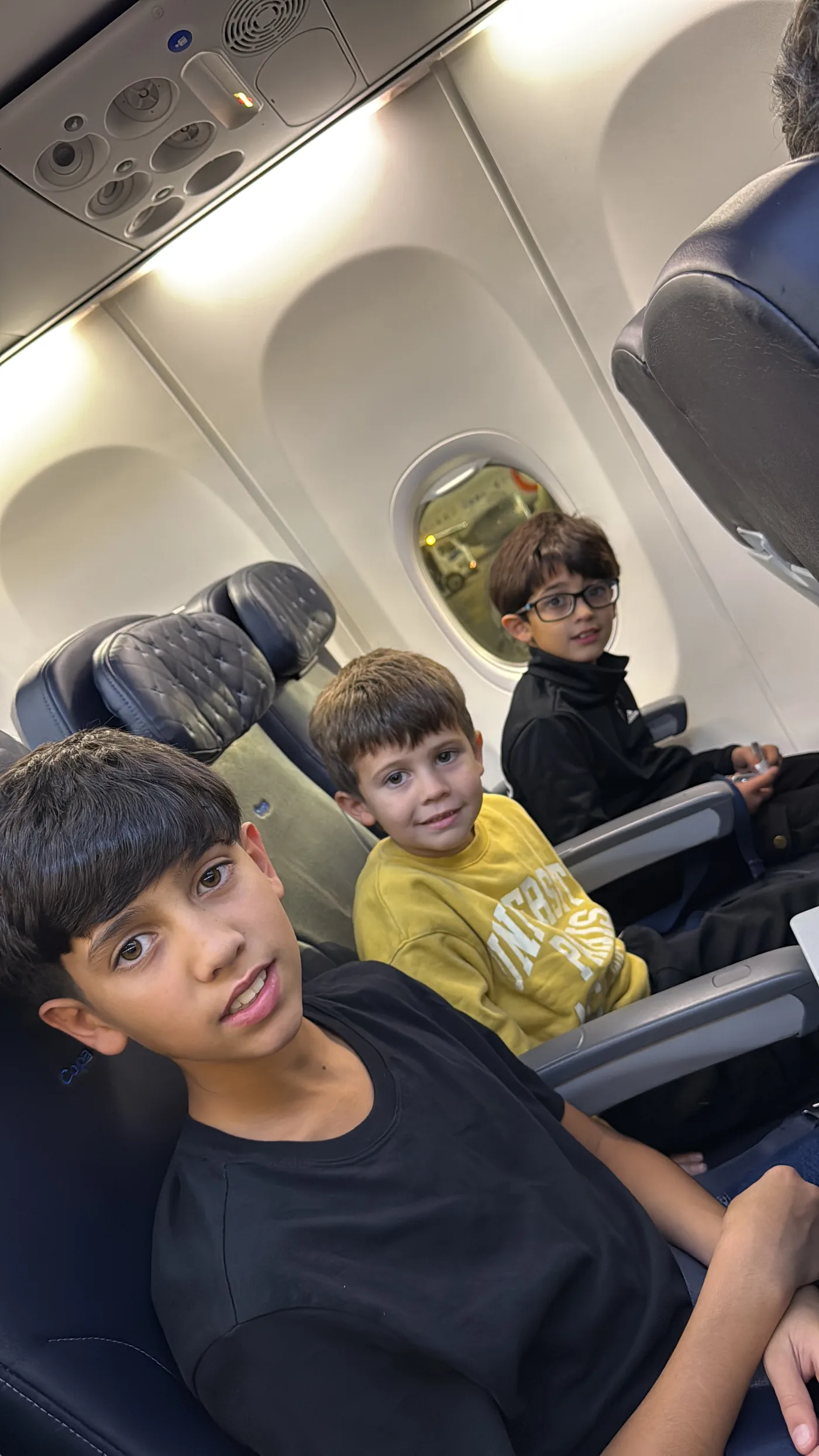 Agustina y su familia durante un viaje en avión