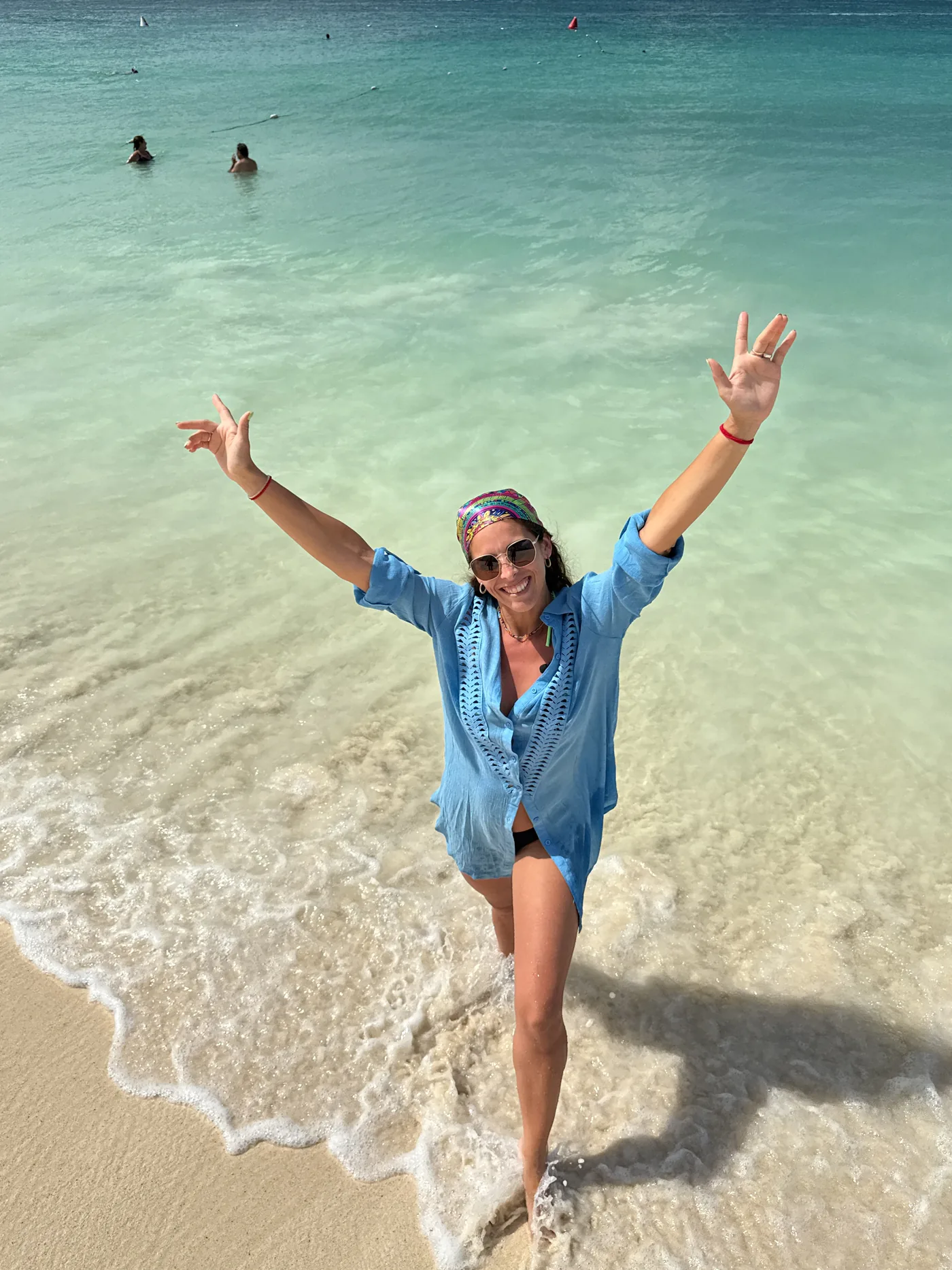 Agustina durante una experiencia de viaje en la playa